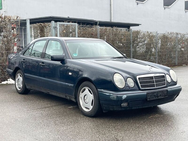 Gebraucht Mercedes E240 Classic 170 PS (125 kW) 1999 Blau Limousine