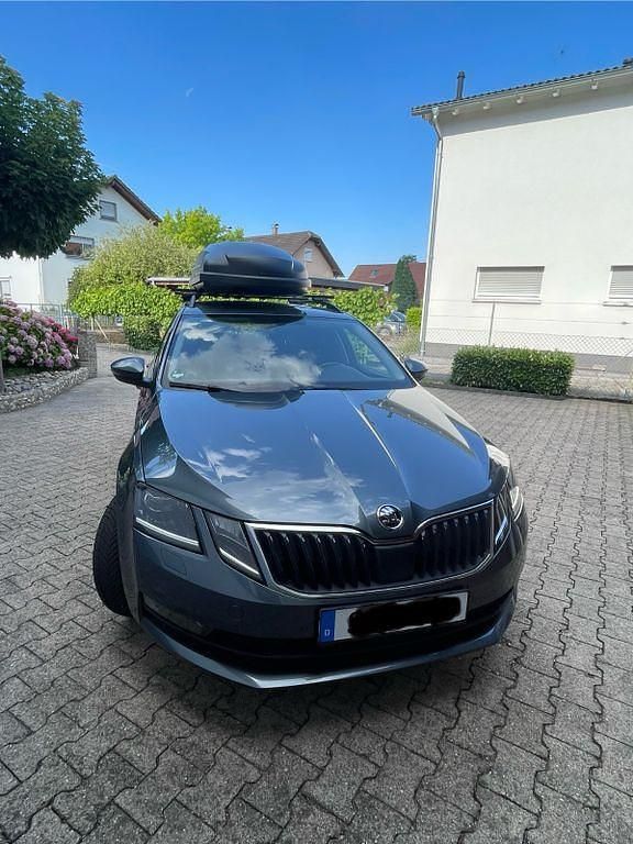 Grau Gebraucht 2018 Skoda Octavia Ambition Kombi | 12.590 € (Guter Preis) - Bild 1/4