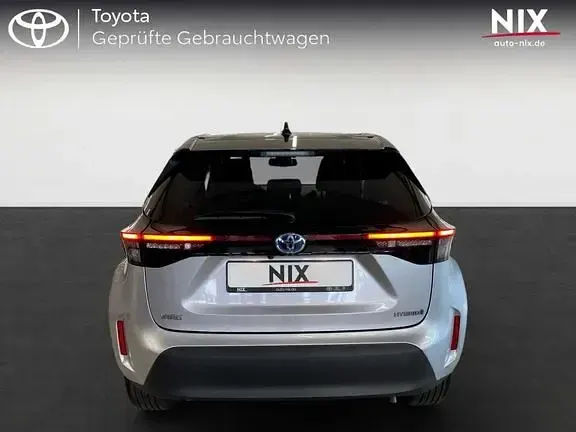 Gebraucht Toyota Yaris Elegant 116 PS (85 kW) 2022 Shimmering silver metallic, dach schwarz Kleinwagen