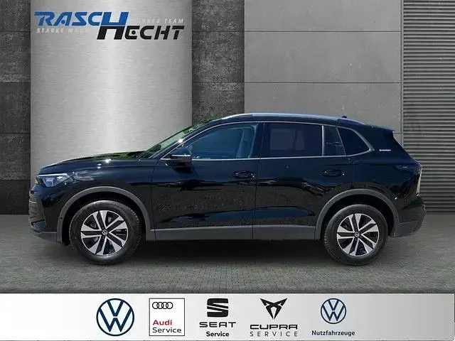 Neu VW Tiguan Life 150 PS (110 kW) 2026 Grenadillschwarz metallic SUV