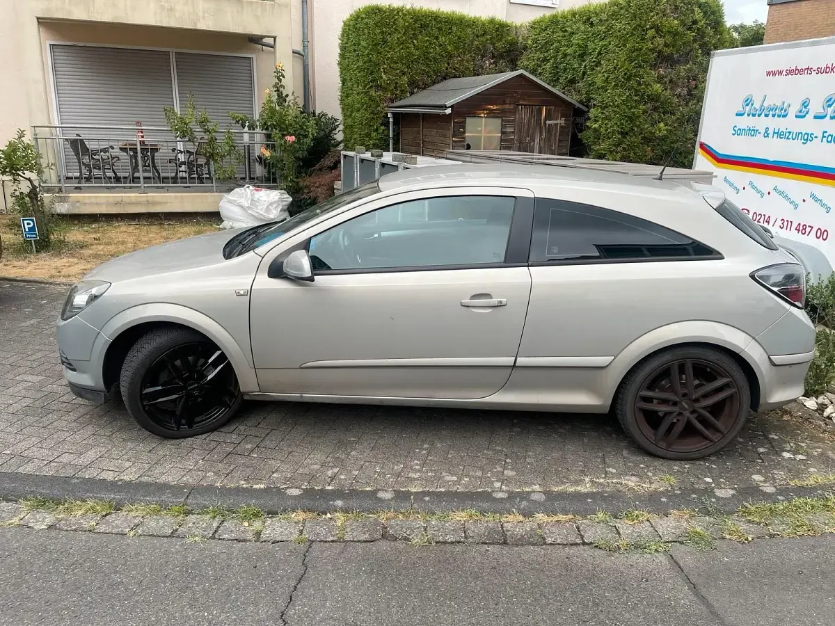 Gebraucht Opel Astra GTC 116 PS (85 kW) 2010 Silber Coupé
