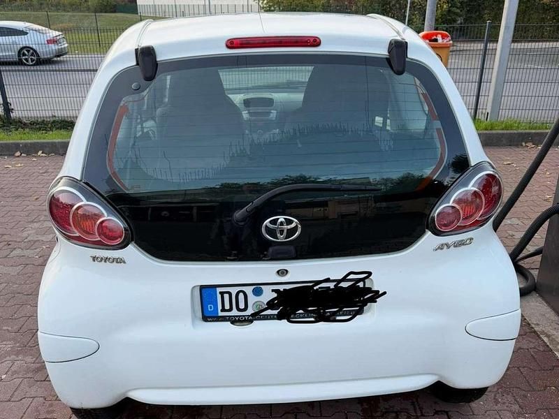 Gebraucht Toyota Aygo 68 PS (50 kW) 2013 Weiß Kleinwagen
