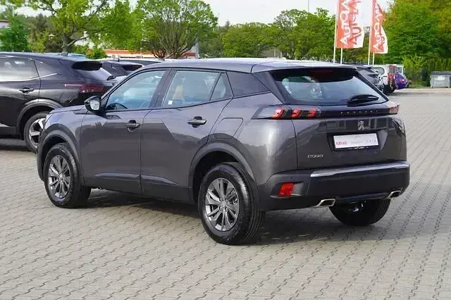 Gebraucht Peugeot 2008 Active 131 PS (96 kW) 2023 Platinum grau SUV