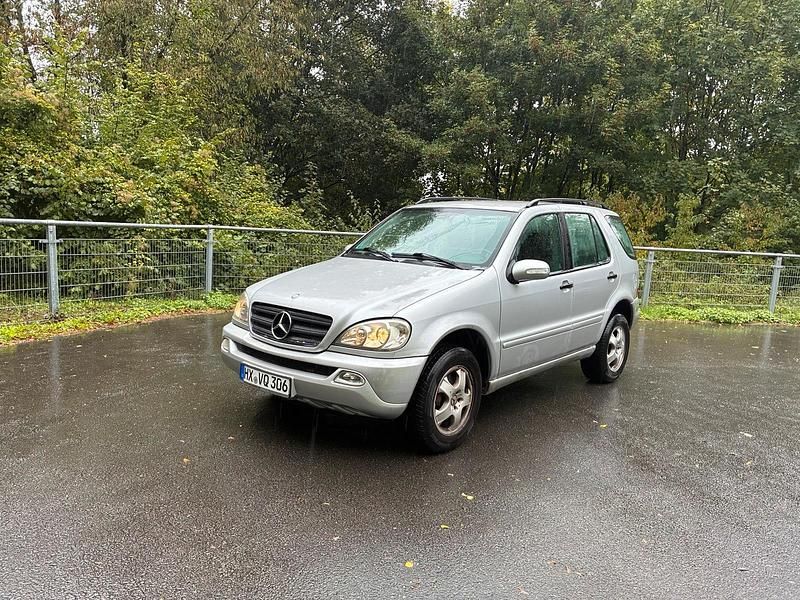 Silber Gebraucht 2003 Mercedes ML270 SUV | 3.500 € - Bild 1/4