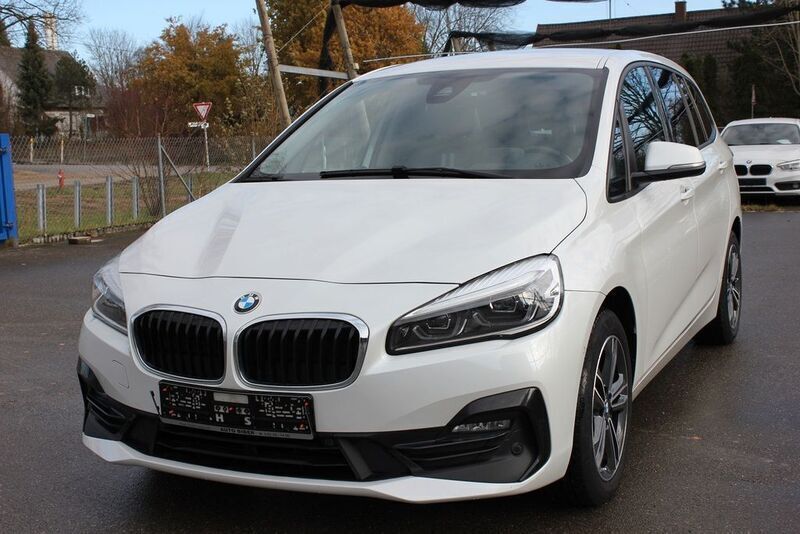 Weiß Gebraucht 2019 BMW 218 Gran Tourer Sport Line Van / Kleinbus | 21.890 € (Teuer) - Bild 1/4
