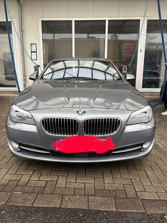 Grau Gebraucht 2013 BMW 520 Kombi | 12.999 € (Fairer Preis) - Bild 1/4