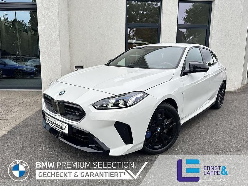 Alpinweiss Gebraucht 2024 BMW M135 Shadowline Kleinwagen | 37.880 € (Fairer Preis) - Bild 1/4