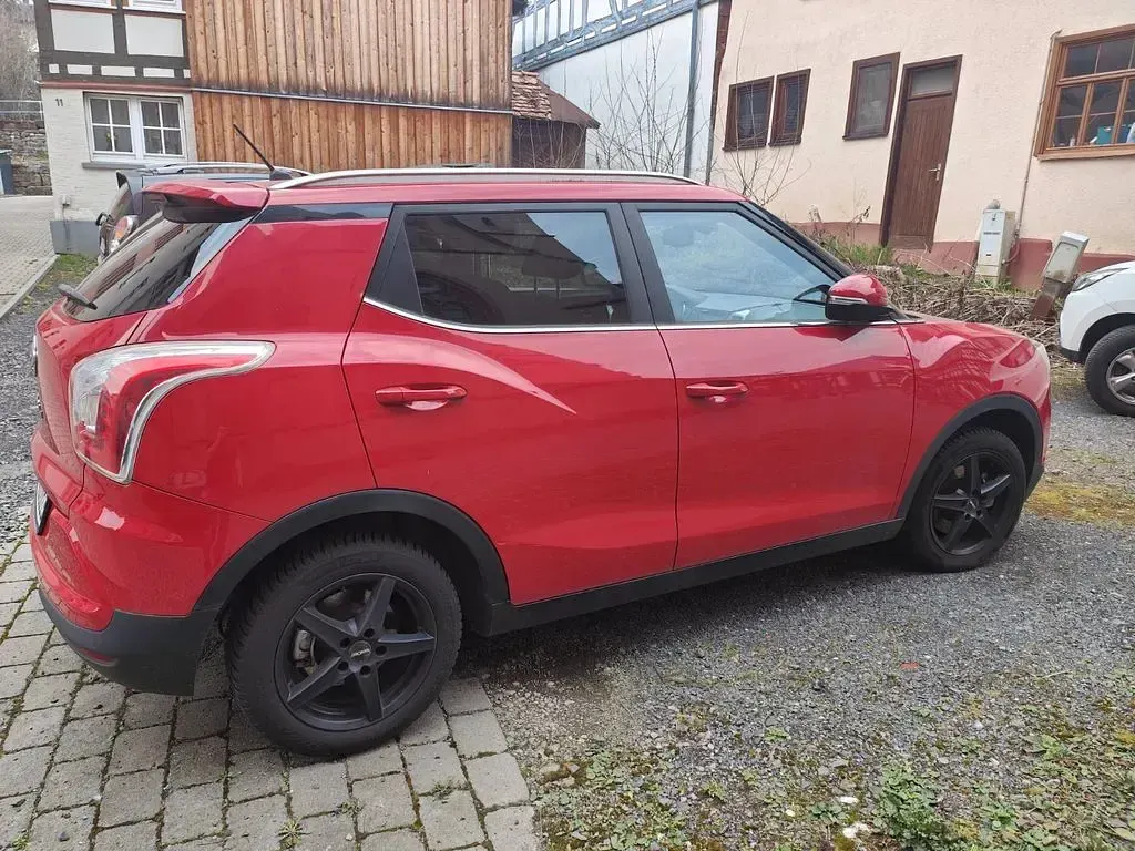 Gebraucht SsangYong Tivoli 128 PS (94 kW) 2015 Rot SUV