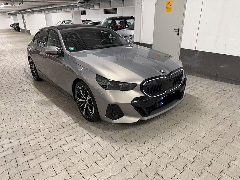 Grau Gebraucht 2024 BMW 520 Comfort Edition Limousine | 49.500 € - Bild 1/4