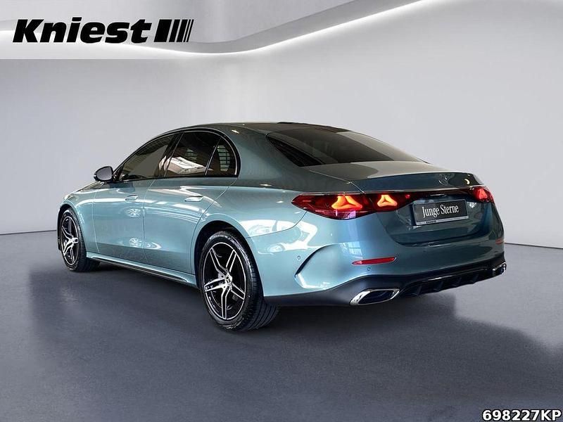 Gebraucht Mercedes E220 AMG line 197 PS (144 kW) 2024 Metalliclack verdesilber metal Limousine
