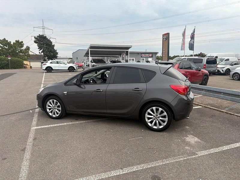 Grau Gebraucht 2012 Opel Astra Kombi | 5.000 € (Fairer Preis) - Bild 1/4