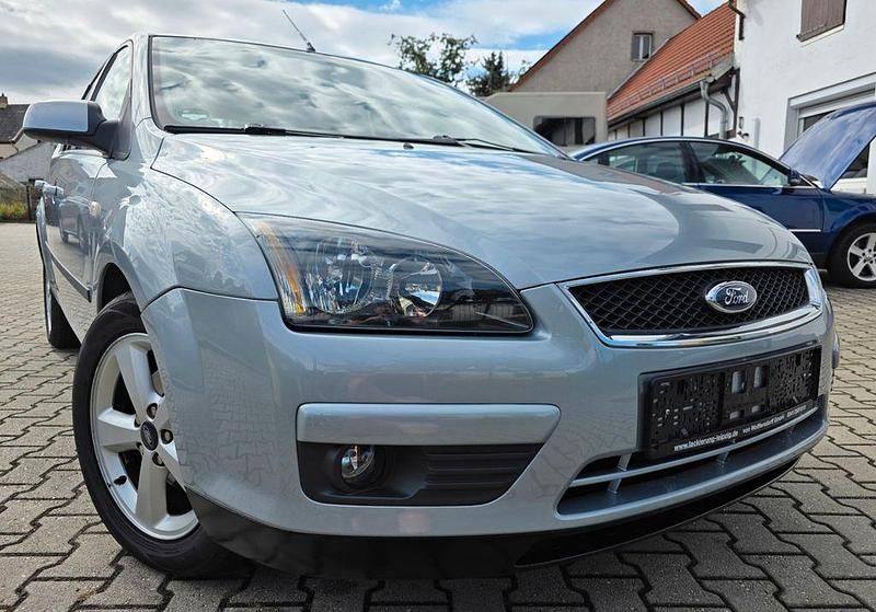 Silber Gebraucht 2004 Ford Focus Sport Limousine | 3.299 € (Teuer) - Bild 1/4