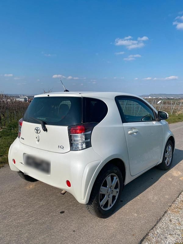 Gebraucht Toyota iQ 68 PS (50 kW) 2011 Weiß Kleinwagen