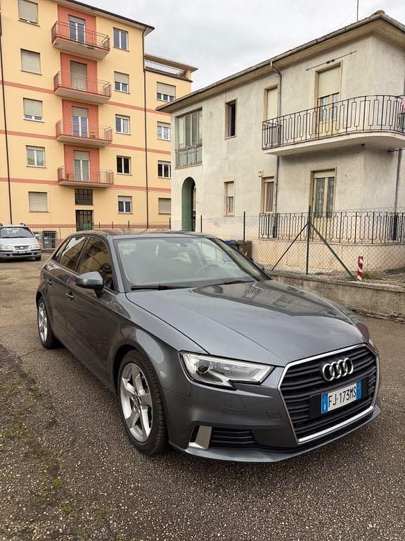 Grau Gebraucht 2017 Audi A3 Sport Limousine | 10.900 € (Fairer Preis) - Bild 1/4
