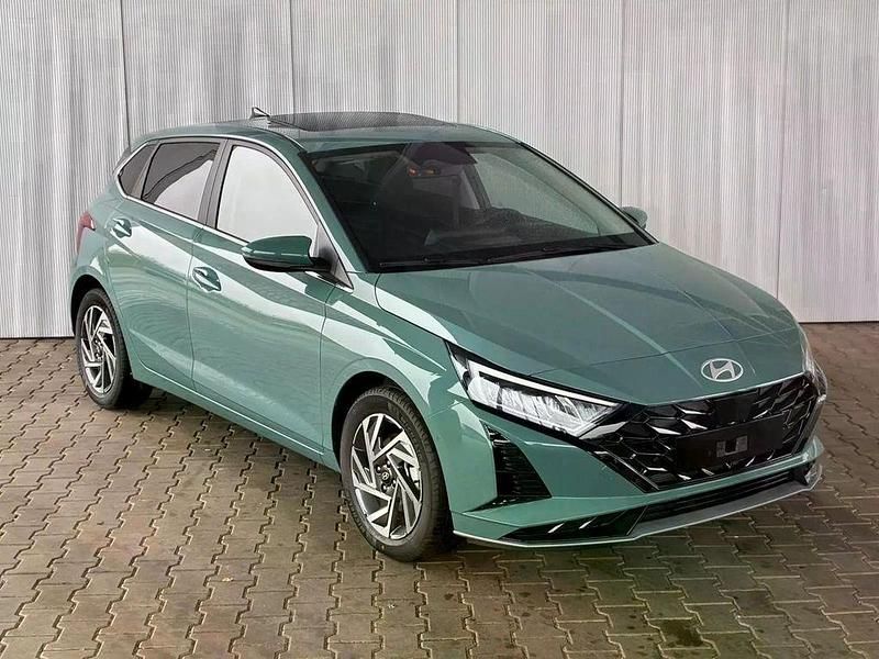 Grün Neu 2025 Hyundai i20 Premium Limousine | 24.990 € (Etwas zu teuer) - Bild 1/4