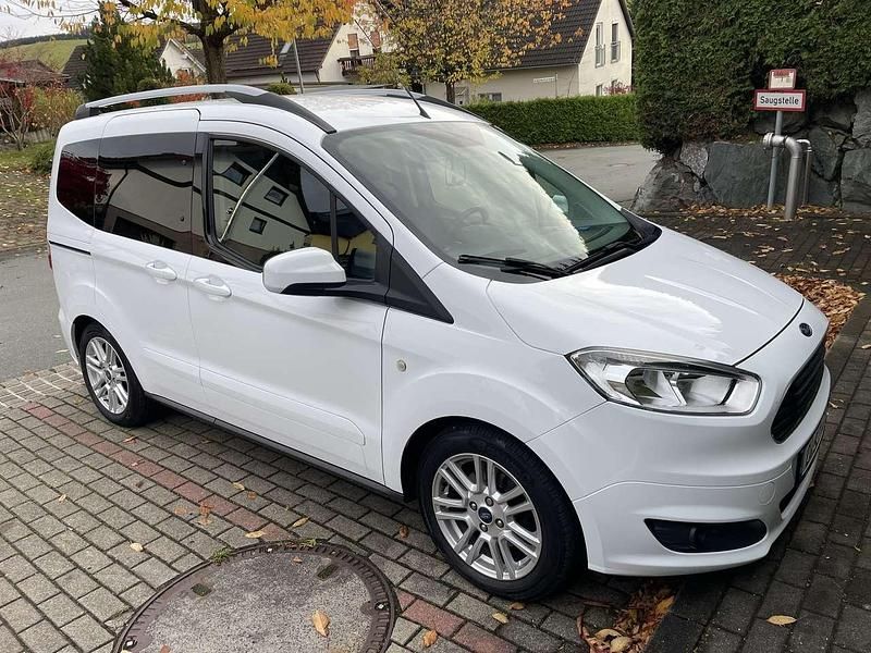 Weiß Gebraucht 2018 Ford Tourneo Courier Titanium Van / Kleinbus | 8.500 € (Guter Preis) - Bild 1/4