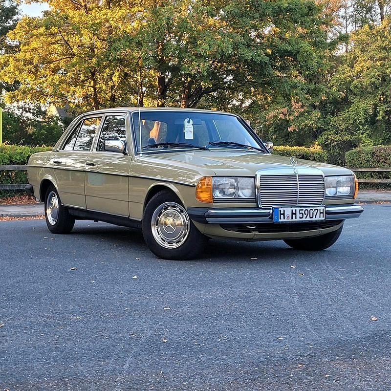 Grün Gebraucht 1983 Mercedes 240 Limousine | 12.500 € - Bild 1/4