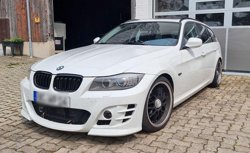 Weiß Gebraucht 2011 BMW 330 Performance Kombi | 8.800 € (Guter Preis) - Bild 1/4