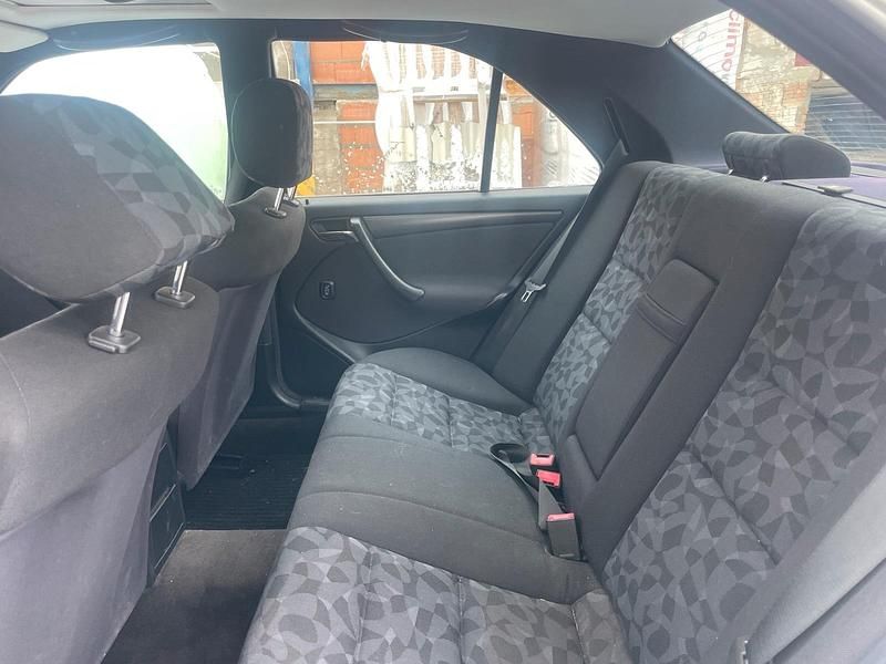 Second-hand Mercedes C180 122 CP (89 kW) 1998 Argintiu Berlinǎ