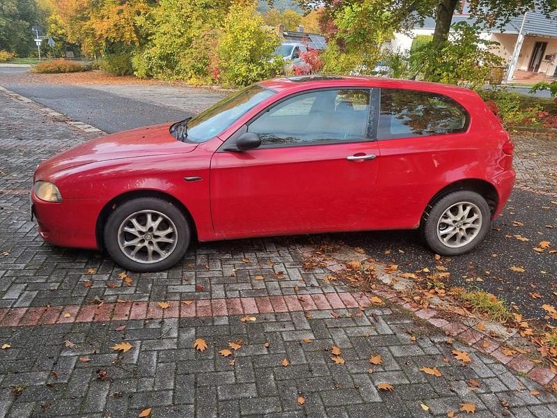 Rot Gebraucht 2006 Alfa Romeo 147 Kleinwagen | 300 € (Superpreis) - Bild 1/4