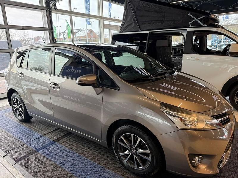 Gebraucht Toyota Verso Skyview Edition 147 PS (108 kW) 2015 Beige Van / Kleinbus