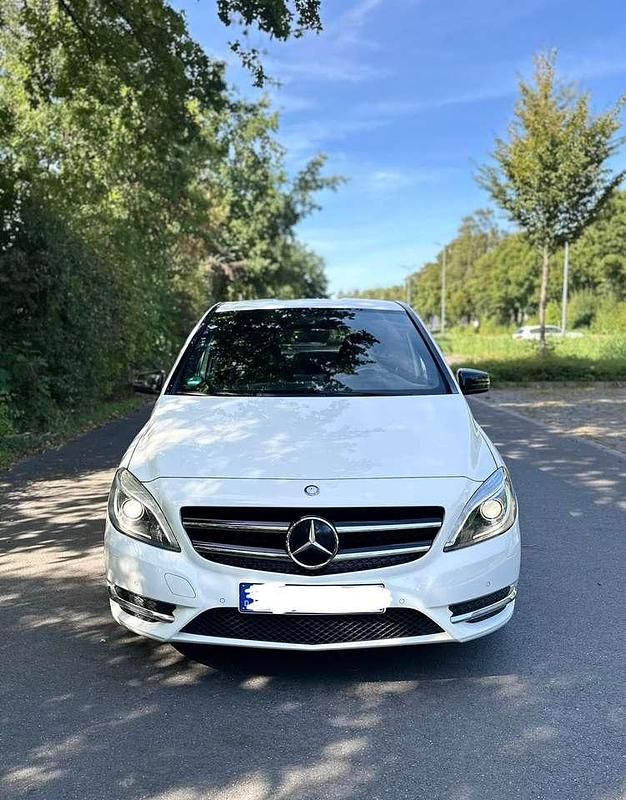 Weiß Gebraucht 2012 Mercedes B180 Edition 1 Van / Kleinbus | 9.950 € (Etwas zu teuer) - Bild 1/4
