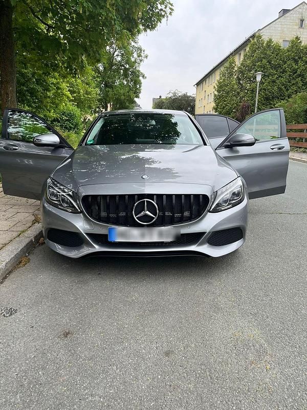Grau Gebraucht 2015 Mercedes C200 Limousine | 18.000 € - Bild 1/4