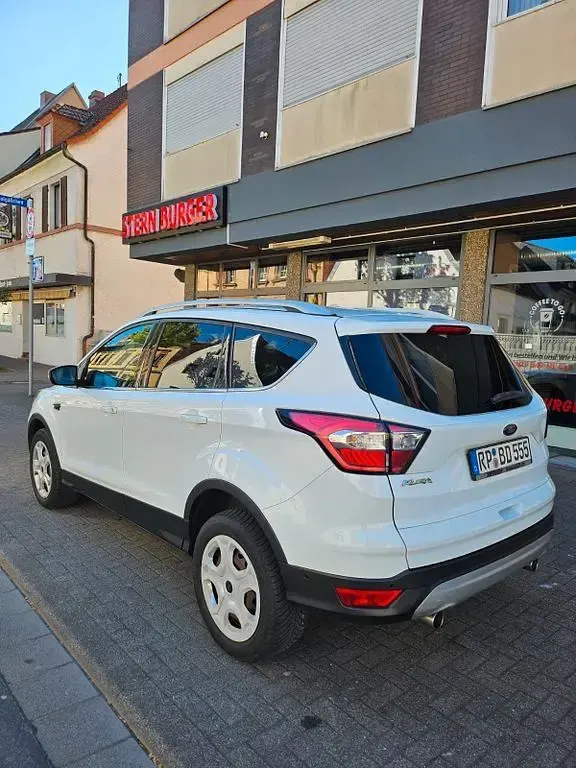 Usado Ford Kuga Cool & Connect 150 CV (110 kW) 2019 Blanco SUV