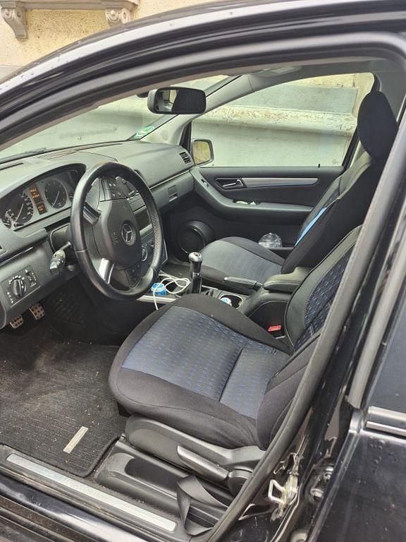 Gebraucht Mercedes B180 116 PS (85 kW) 2011 Schwarz Van / Kleinbus