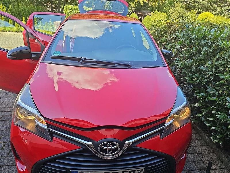 Gebraucht 2015 Toyota Yaris Limousine | 7.000 € (Guter Preis) - Bild 1/4