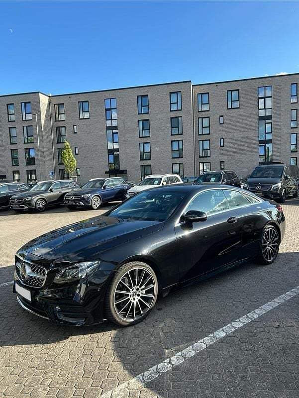 Schwarz Gebraucht 2018 Mercedes E220 AMG line Coupé | 32.900 € (Fairer Preis) - Bild 1/4