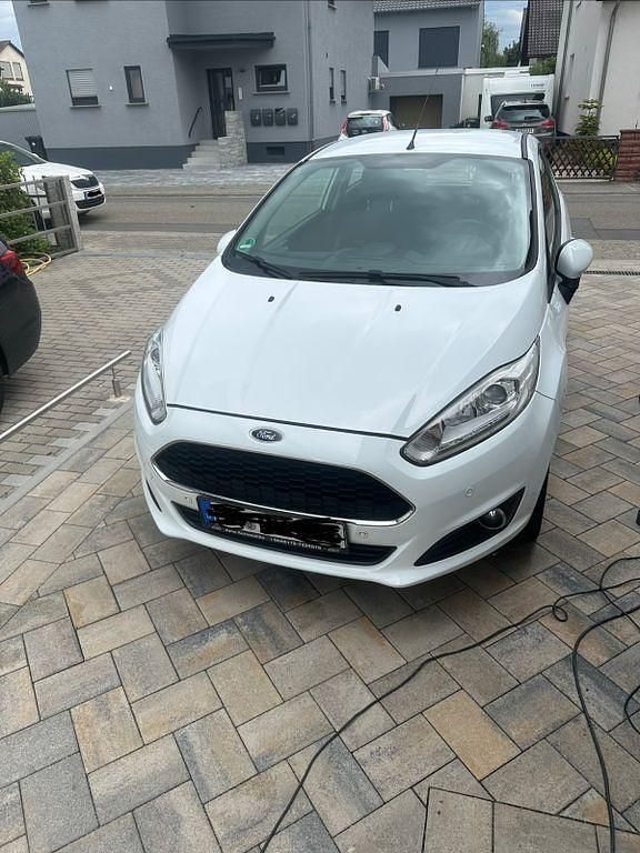 Gebraucht Ford Fiesta 80 PS (58 kW) 2016 Weiß Kleinwagen