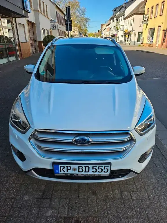 Usado Ford Kuga Cool & Connect 150 CV (110 kW) 2019 Blanco SUV