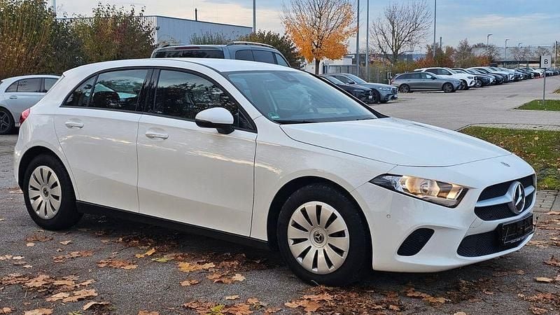 Gebraucht Mercedes A180 116 PS (85 kW) 2022 Weiß Limousine