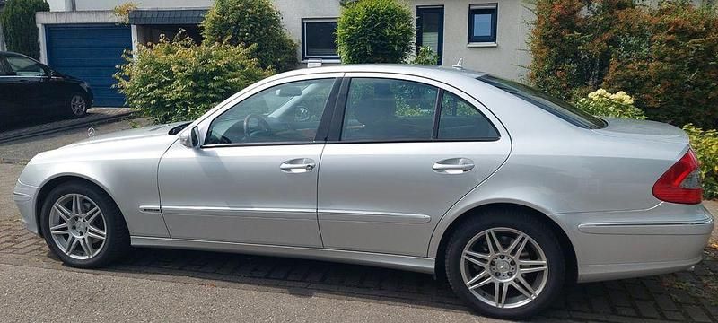 Silber Gebraucht 2007 Mercedes E350 Elegance Limousine | 11.900 € (Fairer Preis) - Bild 1/4