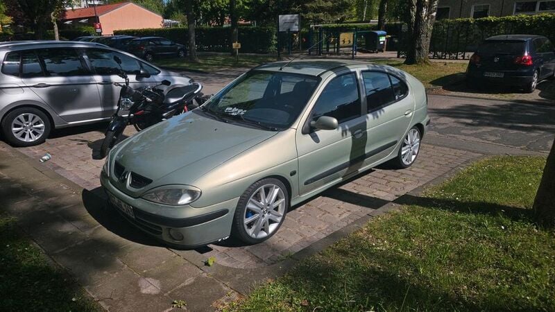 Grün Gebraucht 2002 Renault Mégane II Expression Limousine | 1.700 € (Fairer Preis) - Bild 1/4