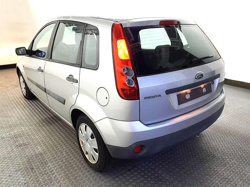 Gebraucht Ford Fiesta Ambiente 80 PS (58 kW) 2006 Polarsilber Limousine