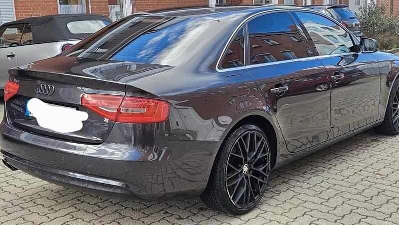 Second-hand Audi A4 Black Edition 170 CP (125 kW) 2012 Negru Berlinǎ