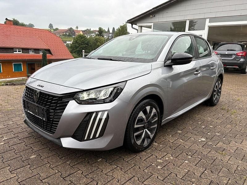 Grau Gebraucht 2024 Peugeot 208 Active Kleinwagen | 14.995 € (Guter Preis) - Bild 1/4