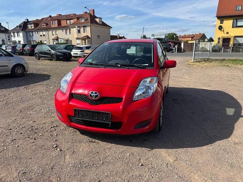 Rot Gebraucht 2009 Toyota Yaris Cool Limousine | 1.699 € (Superpreis) - Bild 1/4