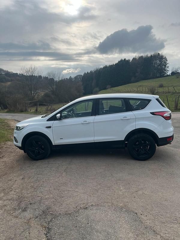 Gebraucht Ford Kuga Titanium 150 PS (110 kW) 2018 Weiß SUV
