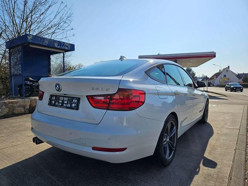 Gebraucht BMW 330 Advantage 258 PS (189 kW) 2016 Alpinweiss iii Limousine
