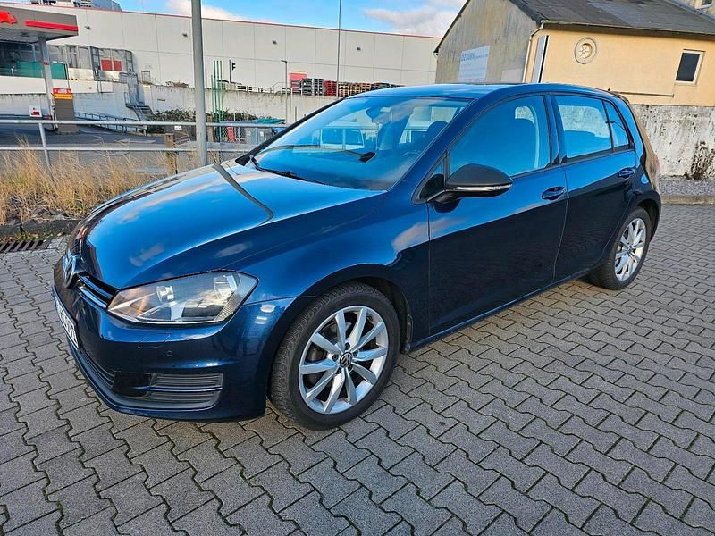 Blau Gebraucht 2013 VW Golf Limousine | 8.200 € (Etwas zu teuer) - Bild 1/4