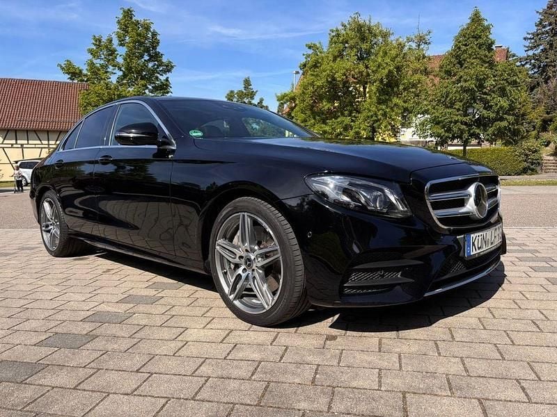 Schwarz Gebraucht 2017 Mercedes E400 AMG line Limousine | 33.250 € (Fairer Preis) - Bild 1/4