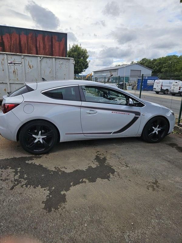 Weiß Gebraucht 2011 Opel Astra GTC Coupé | 4.500 € (Guter Preis) - Bild 1/4