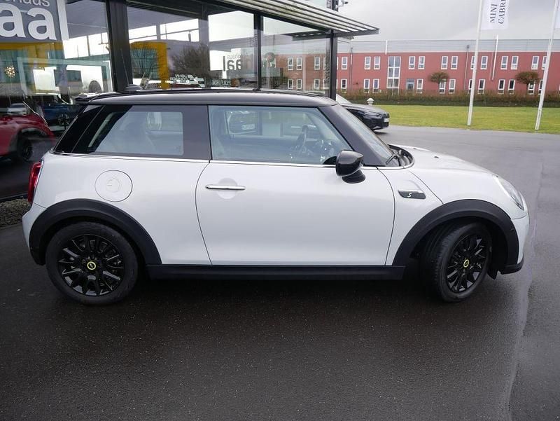 Gebraucht Mini Cooper SE Hatch 135 kW (184 PS) 2022 Weiß Kleinwagen