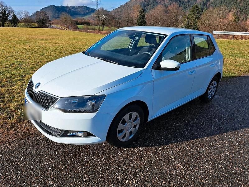 Weiß Gebraucht 2015 Skoda Fabia Limousine | 7.700 € (Etwas zu teuer) - Bild 1/4