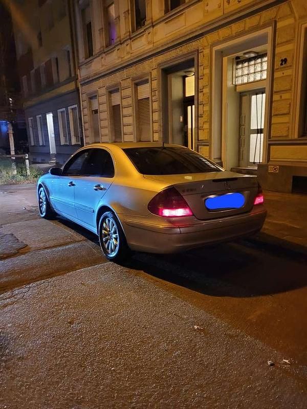 Gebraucht Mercedes E220 Elegance 150 PS (110 kW) 2002 Silber Limousine