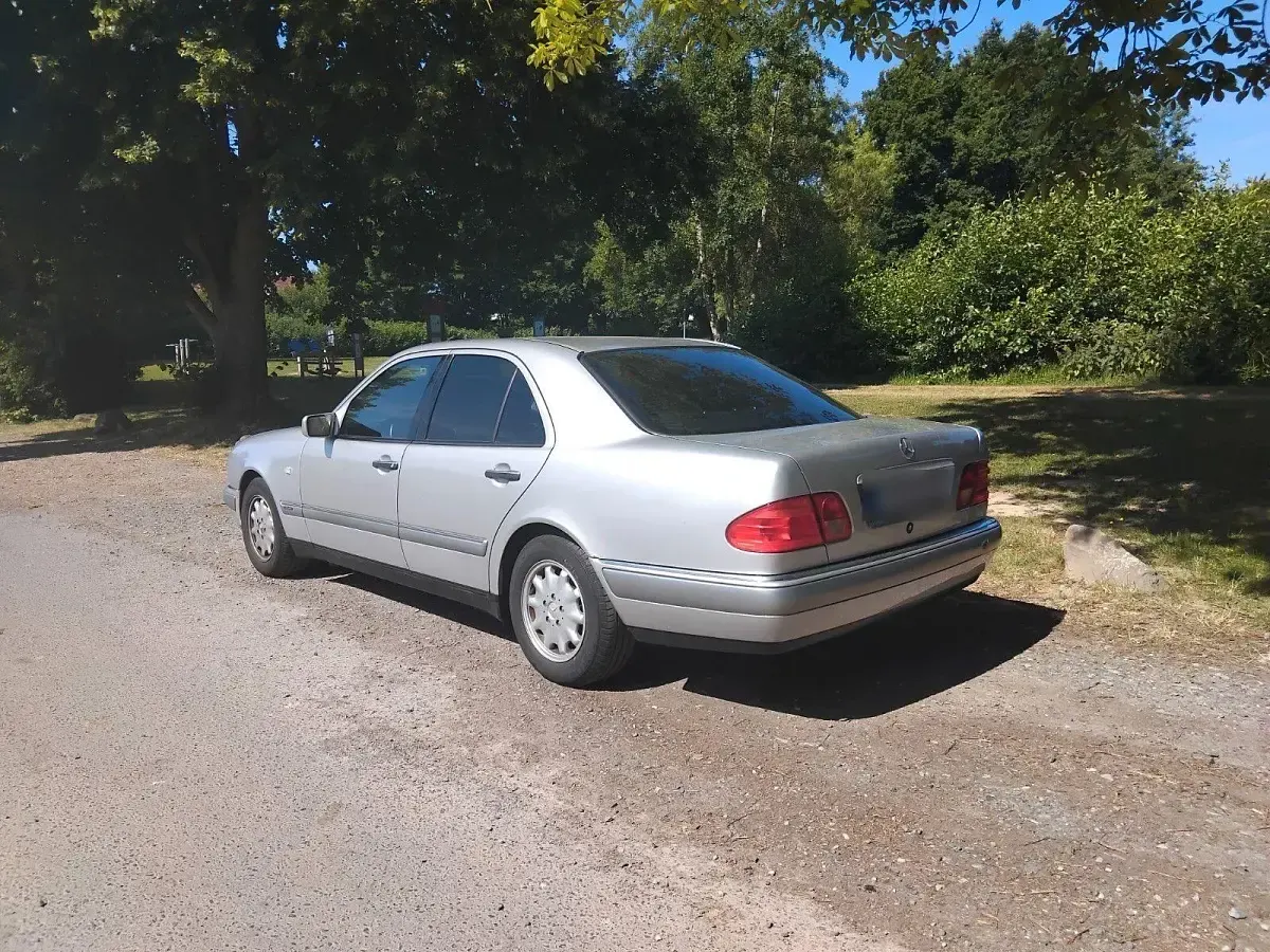 Gebraucht Mercedes 200 136 PS (100 kW) 1998 Silber Limousine