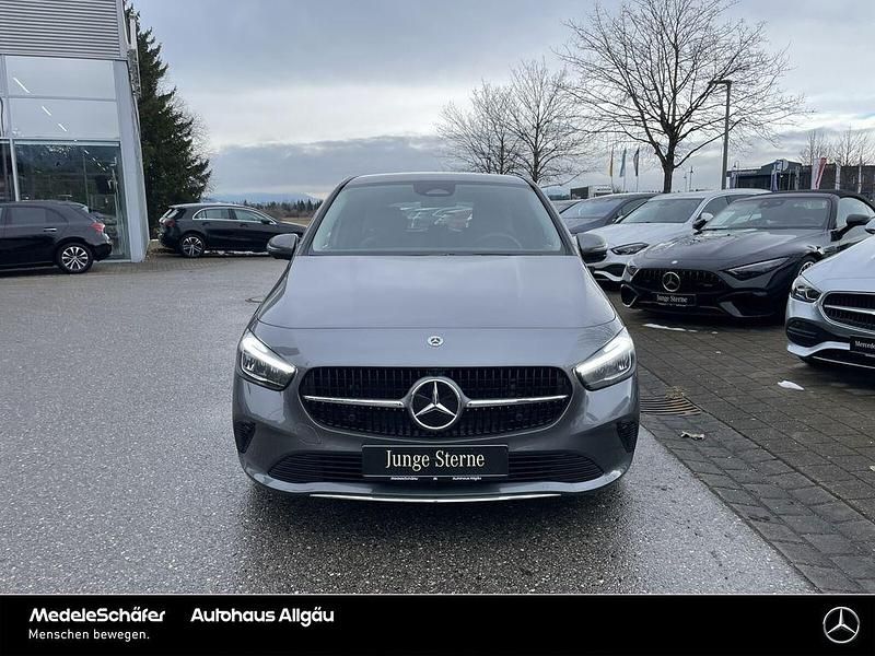 Gebraucht Mercedes B200 Progressive 163 PS (119 kW) 2024 Lack mountaingrau Van / Kleinbus